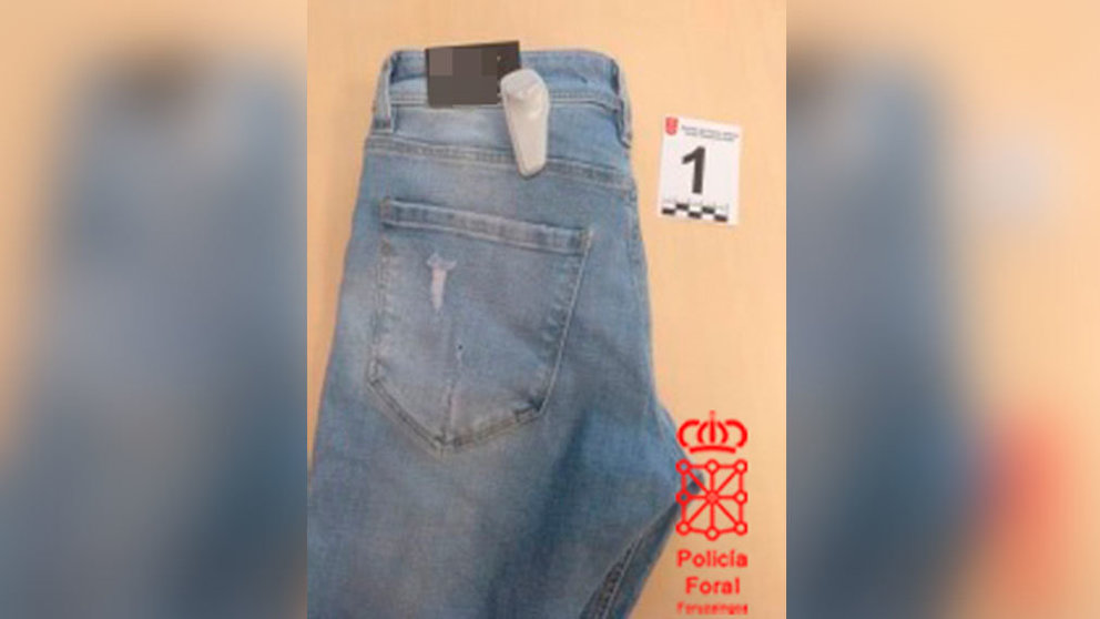 El pantalón que había sido robado de una tienda del centro de Pamplona. POLICÍA FORAL