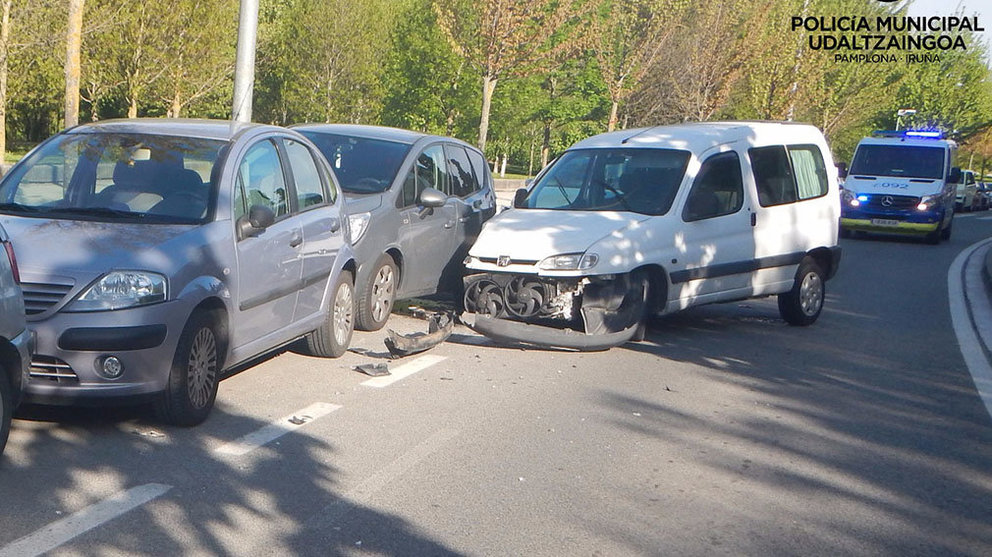 Imagen del coche que se ha accidentado con otros tres vehículos en la calle Río Arga de Pamplona POLICÍA MUNICIPAL DE PAMPLONA