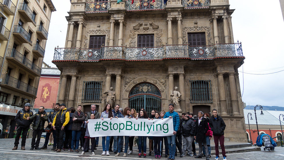Concentración contra el acoso escolar con motivo del Día Mundial contra el Bullying (09). IÑIGO ALZUGARAY