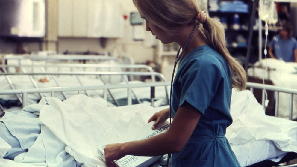 Imagen de una enfermera recogiendo las sábanas de un paciente ingresado en un hospital ARCHIVO 1