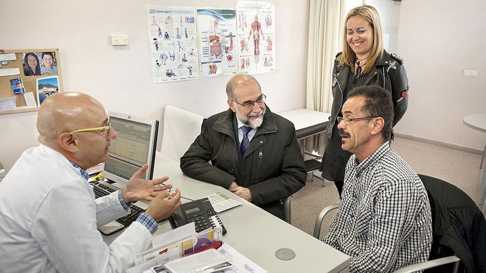 El consejero Fernando Domínguez asiste a una demostración de la nueva aplicación de traducción a pacientes en el centro de salud de Cintruénigo GOBIERNO DE NAVARRA