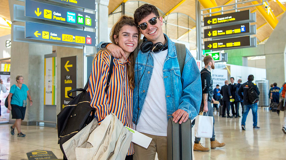 Amaia y Alfred posan para una fotografía antes de volar hacia Lisboa, donde se prepararán para representar a España en el festival de Eurovisión el próximo 12 de mayo RTVE