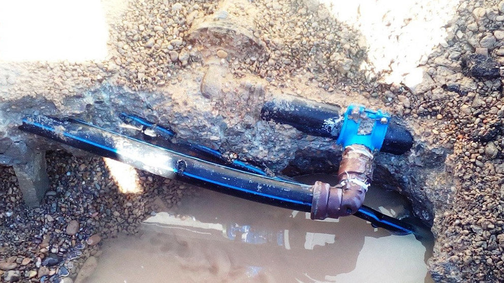 Imagen del empalme ilegal de agua que realizaron los responsables de una empresa de conservas de Tierra Estella POLICÍA FORAL