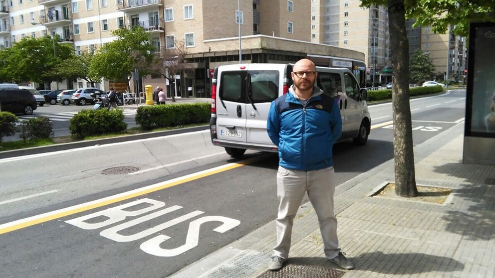 El concejal de Aranzadi Aramando Cuenca en un parada de autobús de Pamplona. EUROPA PRESS