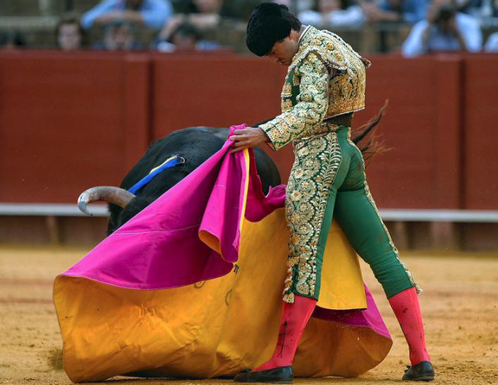 Toñete lancea de verónica a uno de sus oponentes en la novillada de este domingo en Sevilla. 