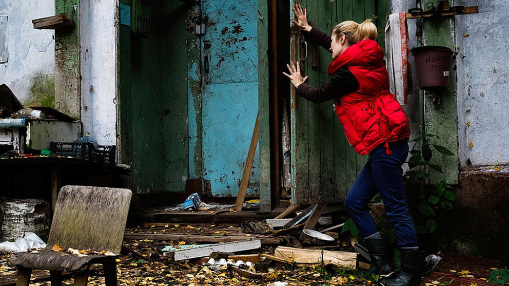 Una mujer fuera de sí trata de forzar una puerta de una vivienda ARCHIVO