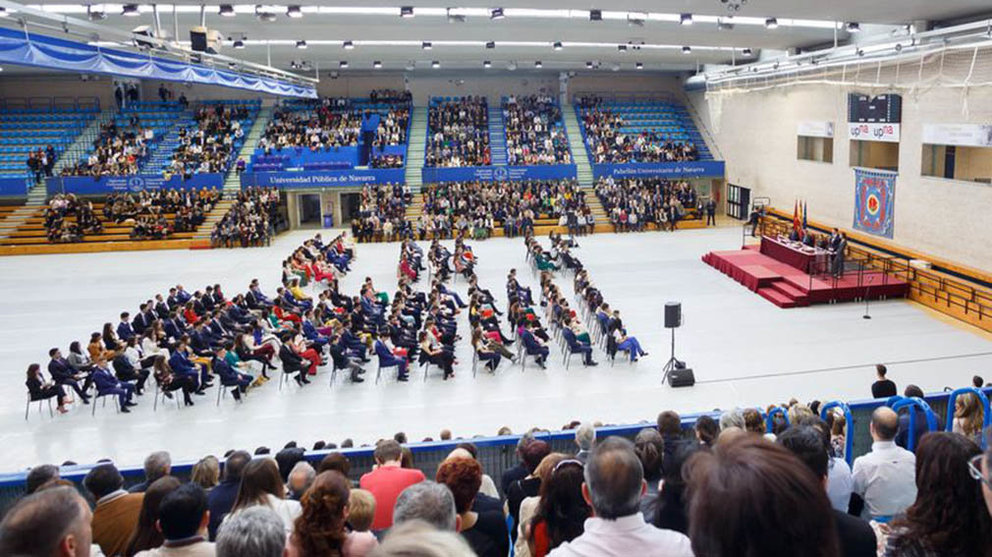 Vista del pabellón de la UPNA durante el acto de graduación