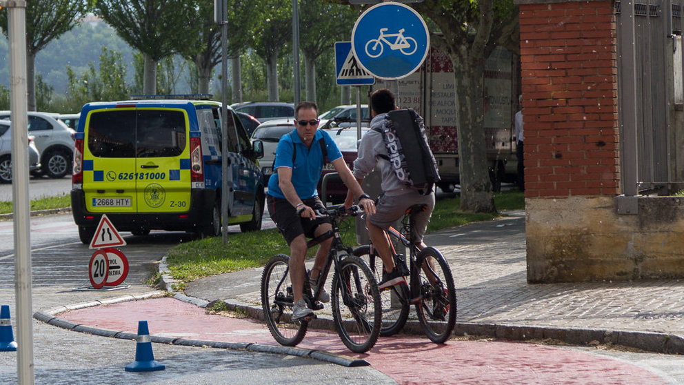 Agentes de la Policía Foral y la Policía Local de Barañáin participan en el primer control preventivo de uso de la bicicleta (02). IÑIGO ALZUGARAY