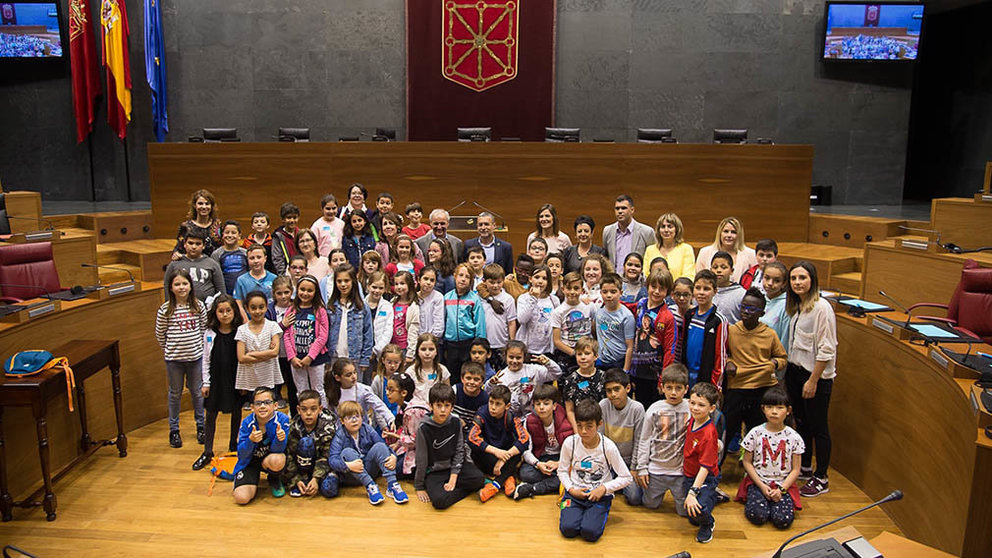 Los escolares posando en el Parlamento de Navarra