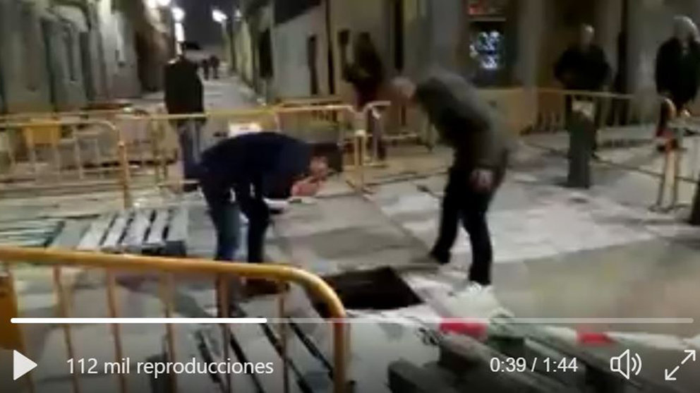 Captura del vídeo que se ha hecho viral en el que un hombre se cae por una alcantarilla. NAVARRA.COM