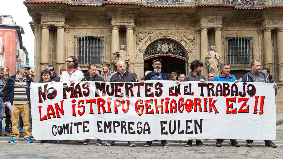 Concentración ante el Ayuntamiento de Pamplona del comité de empresa de Eulen tras la muerte de un trabajador  (03). IÑIGO ALZUGARAY