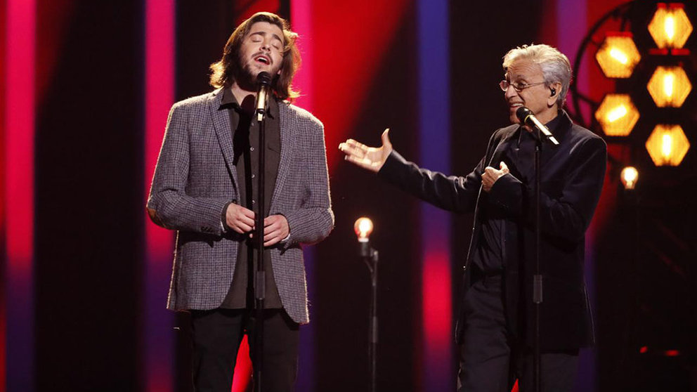 Salvador Sobra reaparece actuando con Caetano Veloso en la gran final de Eurovisión ANDRES PUTTING (ESC) 3