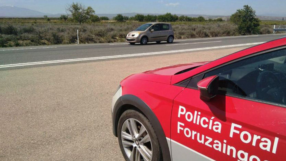 Un coche patrulla de la Policía Foral vigila la circulación en la autopista vasco-aragonesa AP-68. POLICÍA FORAL