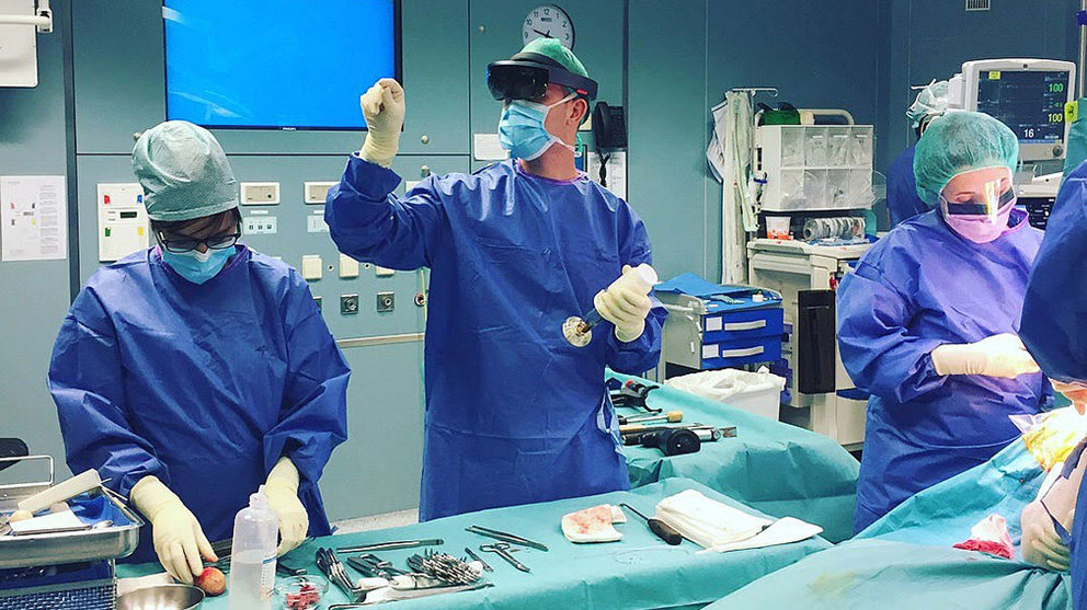 Un enfermero hace uso de las gafas de realidad aumentada en un quirófano del Complejo Hospitalario de Navarra. GOBIERNO DE NAVARRA