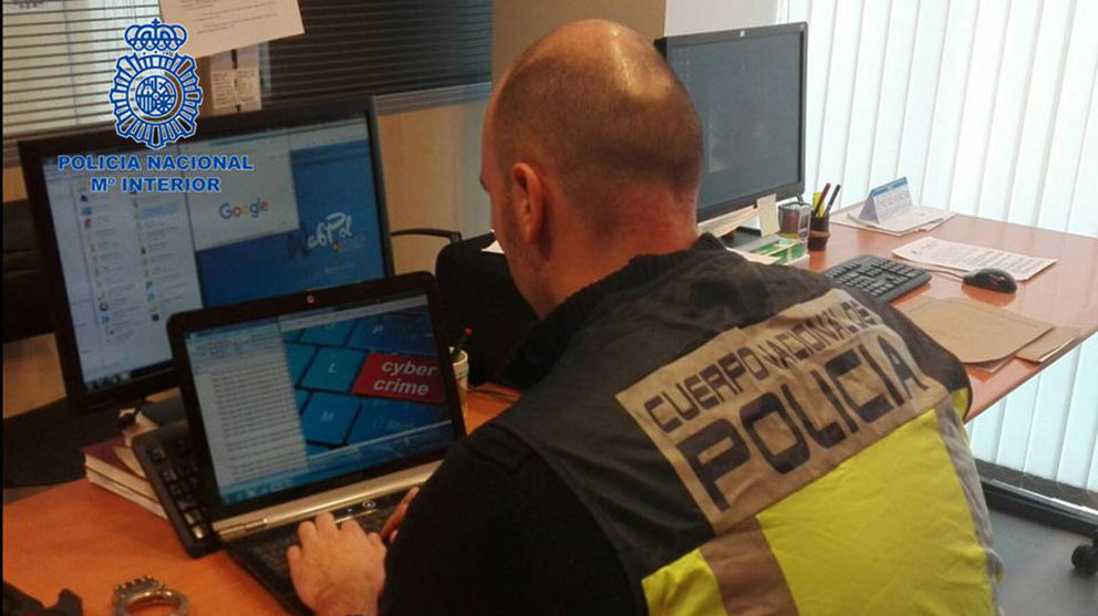 Un policía nacional trabaja sobre estafas por Internet POLICÍA NACIONAL