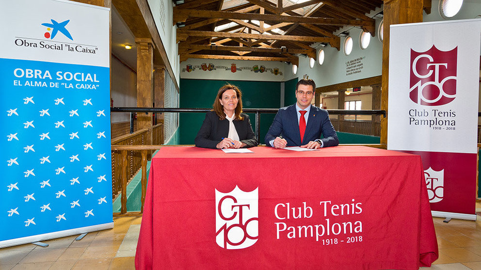 Firma del acuerdo de Obra Social la Caixa y Club Tenis Pamplona, con Ana Díez Fontana y Alejandro N. García. CAIXABANK