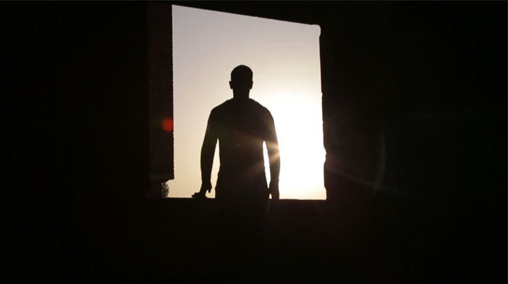Imagen de un hombre acercándose a una ventana abierta situada en la planta baja de una casa ARCHIVO 1