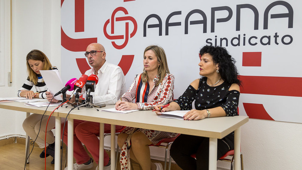 Representantes de AFAPNA explican las razones por las que apoyan la manifestación del 2 de junio contra la política lingüística del Gobierno de Navarra (12). IÑIGO ALZUGARAY