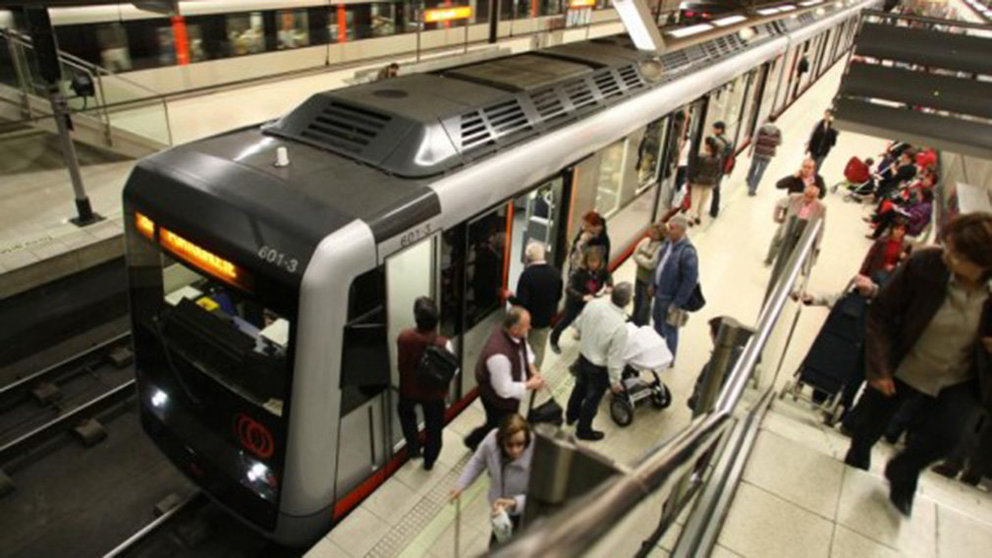Imagen de archivo de una estación del metro de Bilbao con varios pasajeros subiendo al vagón de tren Foto CADENA SER