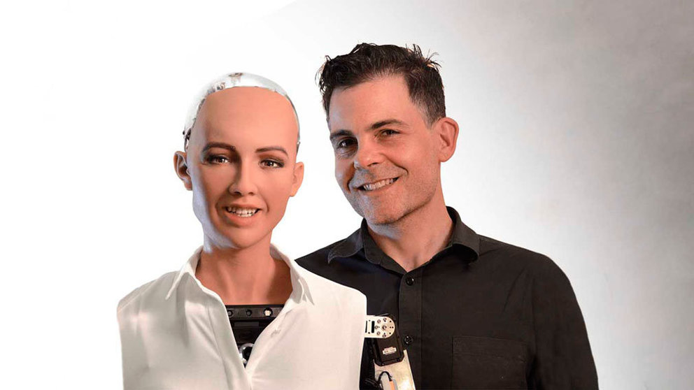 La robot Sophia y su creador, el Dr. David Hanson. CEDIDA