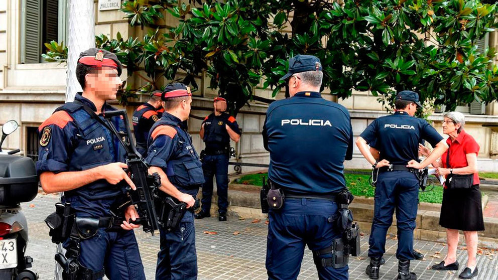 Agentes de los Mossos d'Esquadra y de la Policía Nacional en Cataluña  EFE