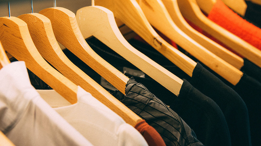 Varias prendas de ropa en una tienda ARCHIVO