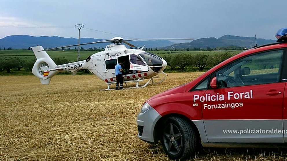 Traslado en helicóptero del herido en el accidente laboral en una finca agraria de Aibar POLICÍA FORAL