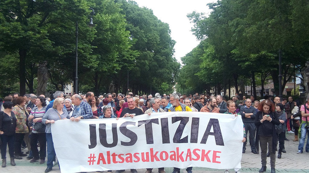 Manifestación convocada por las familias de los acusados de Alsasua frente al Parlamento de Navarra EUROPA PRESS