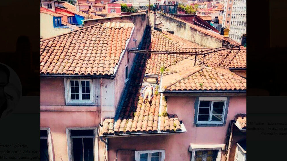 Mujer tomando sol en un tejado de Santander TWITTER