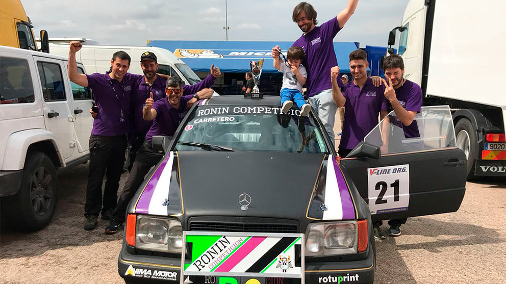 El equipo de Ronin Competición junto al Mercedes con el que conquistaron el segundo puesto en la categoría de coches clásicos del Campeonato de España DAVID SANZ