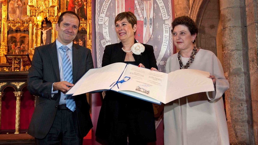 Ana Troyas Careaga y David Gálvez Pintado muestran el pergamino recibido de manos de la Presidenta Barkos