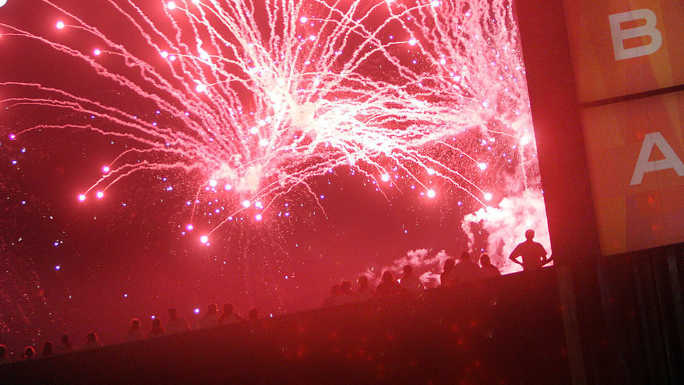 Decenas de personas siguen el concurso de fuegos artificiales de Sanfermines desde la terraza de Baluarte. Foto: BALUARTE