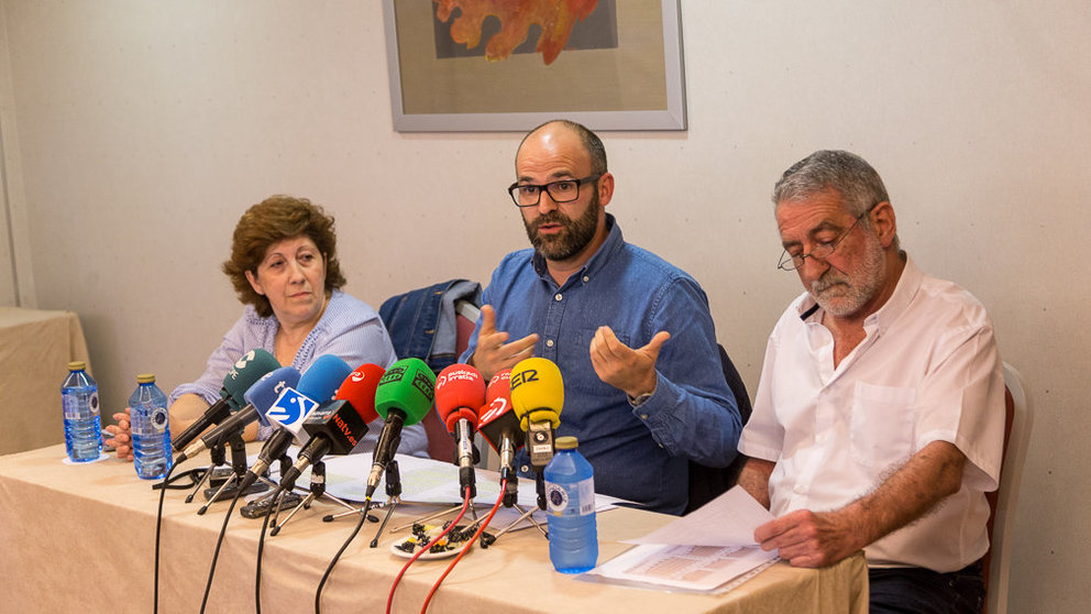 Maribel Vals, Fernando Aranguren y Patxi Mendiburu informan de la manifestación que han convocado para denunciar la política lingüística del Gobierno de Navarra (38). IÑIGO ALZUGARAY