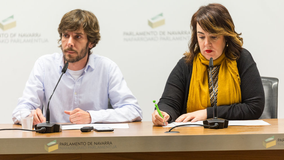 Los parlamentarios de Podemos Ainhoa Aznárez, Tere Sáez y Mikel Buil explican la situación del partido morado en el Parlamento (19). IÑIGO ALZUGARAY