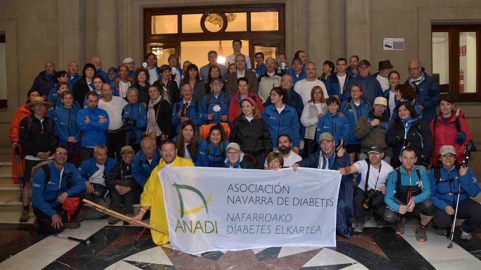 Las personas que participan en la marcha por la diabetes junto a miembros de la Corporación municipal