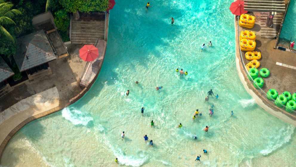 Imagen de una piscina y un tobogán en un parque acuático ARCHIVO