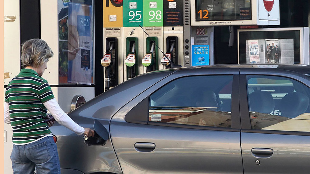 Una mujer reposta combustible en una gasolinera. ARCHIVO
