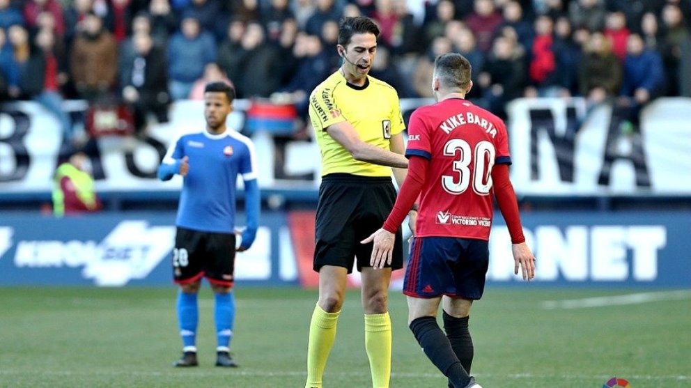 El árbitro Vicandi Garrido junto a Kike Barja en el Osasuna - Reus. La Liga.