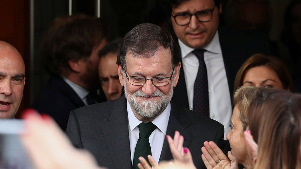 Mariano Rajoy abandona la cámara del Congreso de los Diputados entre los aplausos de la bancada del Partido Popular. Foto: EL ESPAÑOL