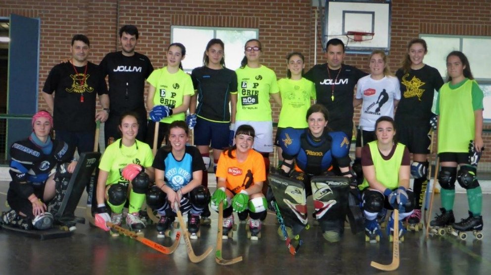 Ricardo Ares con el hockey femenino en Navarra.