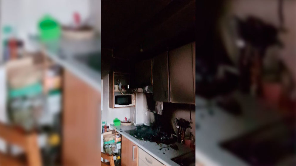 Estado en el que ha quedado una cocina en Buztintxuri tras un incendio. BOMBEROS