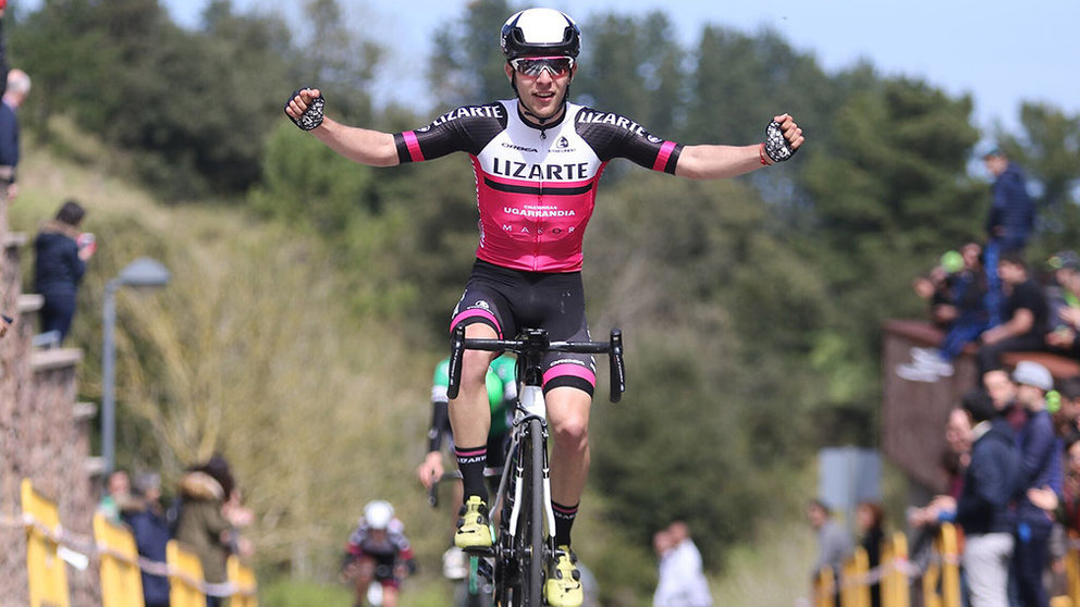 Un ciclista del Lizarte celebra un equipo en alto LIZARTE