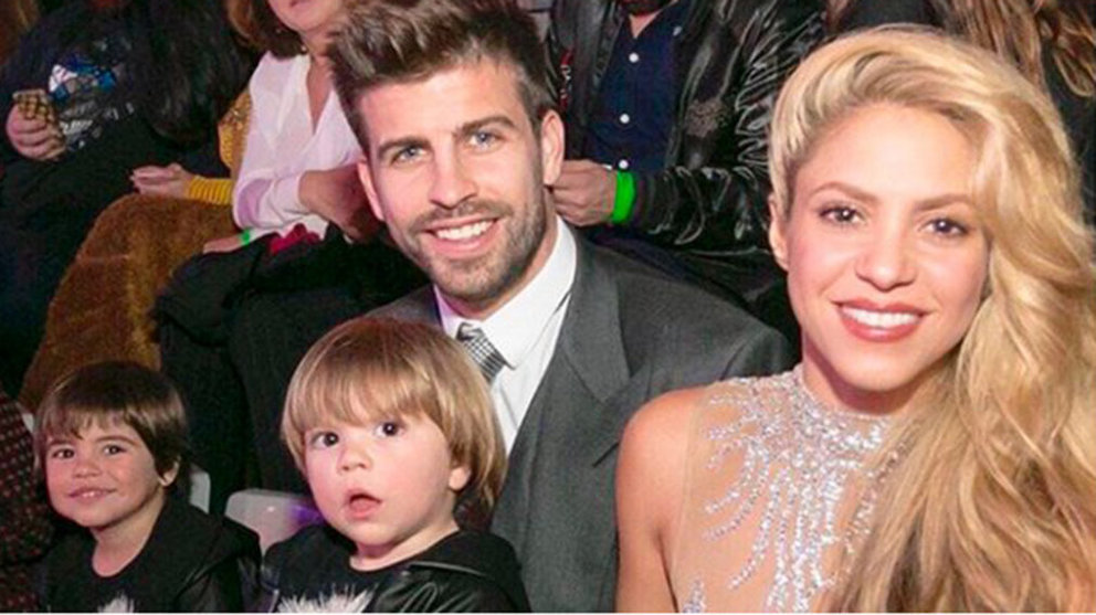 Imagen de la cantante Shakira y el futbolista Piqué junto a sus hijos en un acto promocional de Los 40 Foto INSTAGRAM SHAKIRA