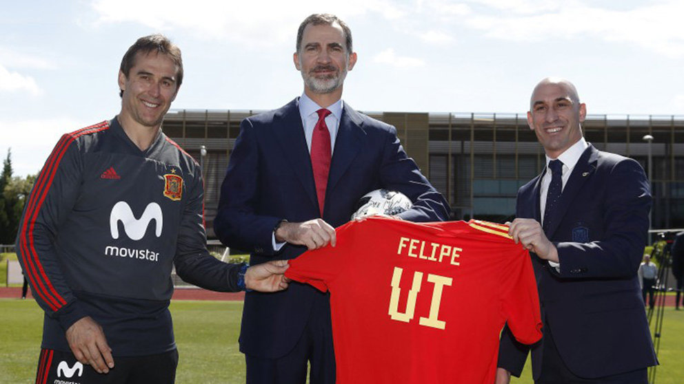 El Rey Felipe VI con la selección española. Sefútbol.