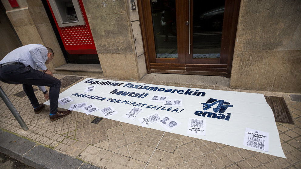 Pancarta desplegada en la puerta de la sede del PSN-PSOE en Pamplona (01). IÑIGO ALZUGARAY