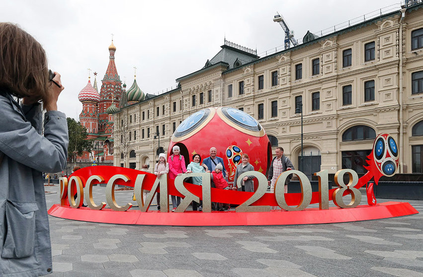 KOCH05. MOSCÚ (RUSIA), 08/06/2018.- Vista de una instalación que promociona el Mundial de Fútbol de Rusia 2018 en el centro de Moscú (Rusia) hoy, 8 de junio del 2018. El Mundial de fútbol de Rusia 2018 se celebra desde el próximo 14 de junio hasta el 15 de julio del 2018. EFE/ Maxim Shipenkov