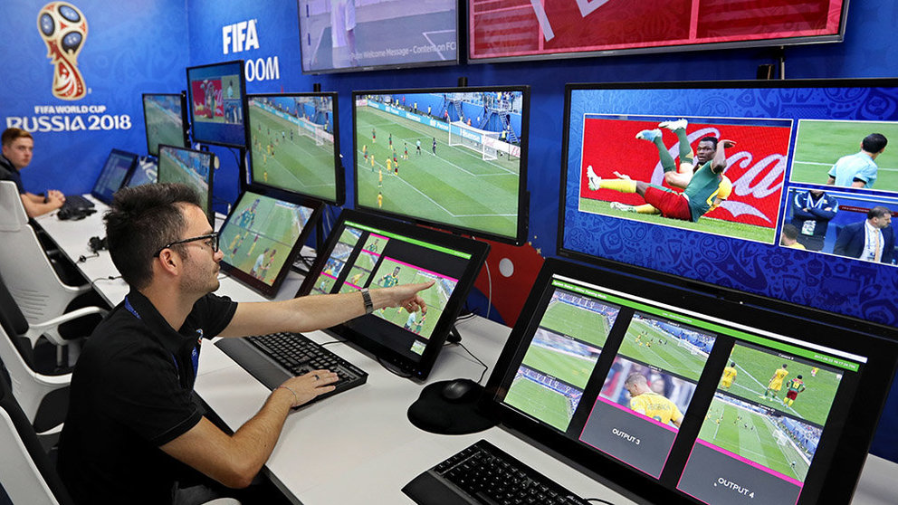 KOCH29. Moscow (Russian Federation), 09/06/2018.- A view of the video assistant refereeing (VAR) operation room of the 2018 World Cup International Broadcast Centre (IBC) in Moscow, Russia, 09 June 2018. The FIFA World Cup 2018 will take place in Russia from 14 June until 15 July 2018. (Abierto, Moscú, Rusia) EFE/EPA/YURI KOCHETKOV