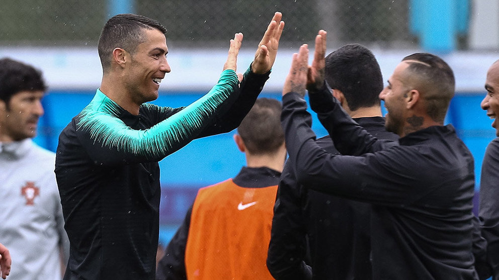 Kratovo (Russian Federation), 10/06/2018.- Portugal national team player Cristiano Ronaldo (L) with teammate Ricardo Quaresma during the first training session of Portugal at the Kratovo training camp, which will be the team base camp for Portugal during the FIFA World Cup 2018 in Russia, on the outskirts of Moscow, Russia, 10 June 2018. (Mundial de Fútbol, Moscú, Rusia) EFE/EPA/PAULO NOVAIS