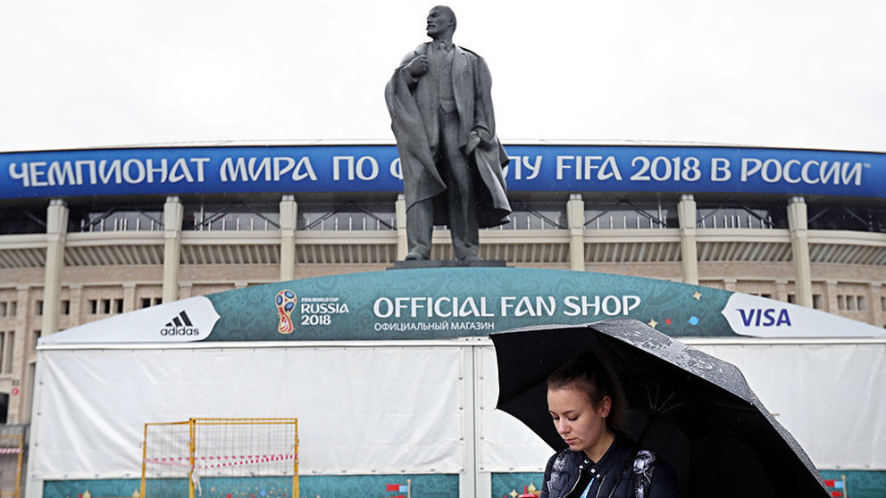 KOCH02. Moscow (Russian Federation), 10/06/2018.- A woman wlaks in front of Lenin Monument near Luzhniki arena stadium in Moscow, Russia, 10 June 2018. The FIFA World Cup 2018 will take place in Russia from 14 June to 15 July 2018. (Mundial de Fútbol, Moscú, Rusia) EFE/EPA/YURI KOCHETKOV