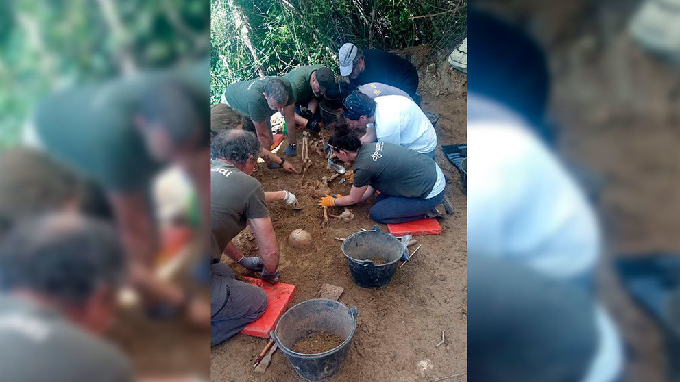 Varias personas trabajan en la exhumación de las dos víctimas encontradas en Artazu. GOBIERNO DE NAVARRA